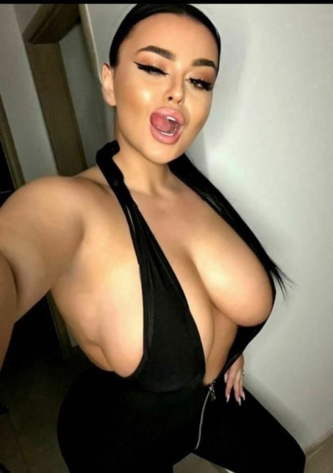 Două Fete pentru O Noapte de Neuitat la Sala Palatului