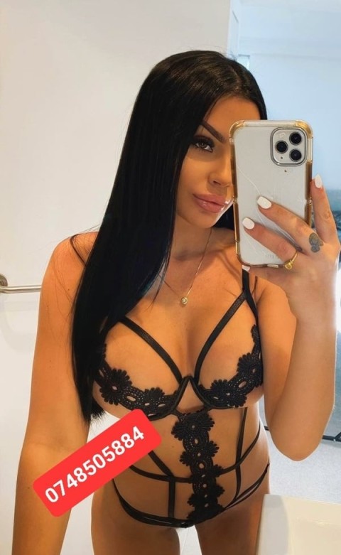 Escortă Accept Cuplu în Drumul Taberei