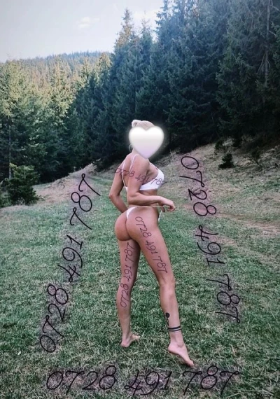 Escortă Slabă și Seducătoare în Drumul Taberei