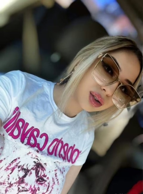 Săruturi pasionale cu Ana, escortă graviduță în Plaza